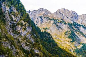 alpen bergen bedekt met bos, koenigssee, konigsee, berchtesgaden nationaal park, beieren, duitsland foto