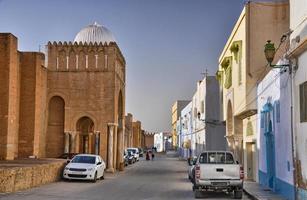 autos in de buurt van oude grote moskee, Kairouan, Saharawoestijn, Tunesië, Afrika foto