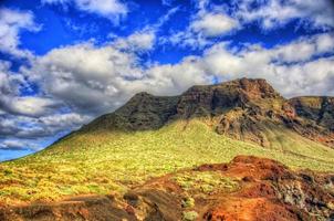 bergen bij de vuurtoren punto teno in de noordwestkust van tenerife, canarische eilanden foto