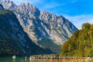 pier met boten in de buurt van het meer koenigssee, konigsee, nationaal park berchtesgaden, beieren, duitsland. foto