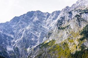 alpen bergen bedekt met bos, koenigssee, konigsee, berchtesgaden nationaal park, beieren, duitsland. foto