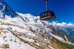 kabelbaan in besneeuwde bergen, chamonix, mont blanc, haute-savoie, frankrijk foto