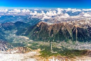 vallei met dorpjes tussen besneeuwde bergen chamonix, mont blanc, haute-savoie, alpen, frankrijk foto