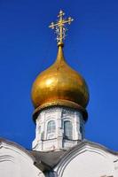 witte orthodoxe kerk met een gouden koepel, sergiev posad, moskou, rusland foto