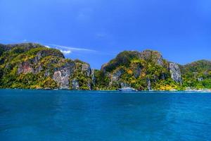 rotsen en zee, phi phi don, andaman zee, krabi, thailand foto