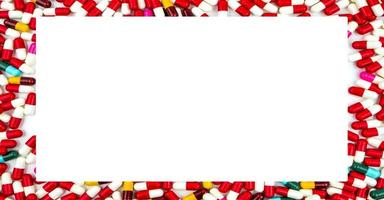 kleurrijke antibiotica capsule pillen rechthoek frame op witte achtergrond met kopie ruimte. geneesmiddelresistentie concept. antibiotica drugsgebruik met een redelijk en wereldwijd gezondheidsconcept. foto