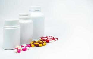 antibiotica capsules pillen en plastic fles met blanco label geïsoleerd op een witte achtergrond met kopie ruimte. geneesmiddelresistentie concept. antibiotica drugsgebruik met een redelijk en wereldwijd gezondheidsconcept. foto