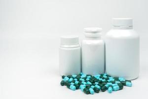 antibiotica capsules pillen en plastic fles met blanco label geïsoleerd op een witte achtergrond met kopie ruimte. geneesmiddelresistentie concept. antibiotica drugsgebruik met een redelijk en wereldwijd gezondheidsconcept. foto