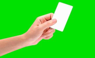 hand houden visitekaartje, creditcard of blanco papier geïsoleerd op groene achtergrond met uitknippad. foto