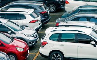 auto geparkeerd op parkeerplaats van de luchthaven voor verhuur. luchtfoto van de parkeerplaats van de luchthaven. gebruikte luxe auto te koop en verhuur. auto parkeerplaats. autodealer concept. foto