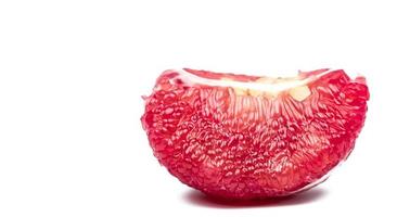rode pomelo pulp met zaden geïsoleerd op een witte achtergrond met uitknippad. thailand siam ruby pomelo fruit. natuurlijke bron van vitamine C-antioxidanten en kalium. gezonde voeding om veroudering te vertragen foto