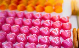 roze hartvorm chocolade. valentijnsdag cadeau. witte chocolade ganache met rozengeur op witte plaat. chocolade pralines. luxe chocolade snoep. heerlijk toetje. voedsel voor liefde en daten. foto