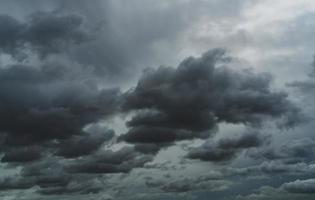 bewolkte hemel. dramatische grijze lucht en witte wolken voor regen in het regenseizoen. bewolkte en humeurige lucht. storm hemel. wolkenlandschap. sombere en humeurige achtergrond. bewolkte wolken. halloween dag achtergrond. foto