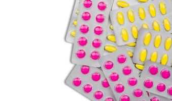 bovenaanzicht van roze en gele tablettenpil in blisterverpakkingen. pillen voor verlichting van pijn, menstruatiekrampen, hoofdpijn en kiespijn. foto