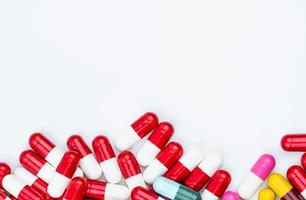 kleurrijke antibiotica capsules pillen geïsoleerd op een witte achtergrond met kopie ruimte. geneesmiddelresistentie concept. antibiotica drugsgebruik met een redelijk en wereldwijd gezondheidsconcept. foto