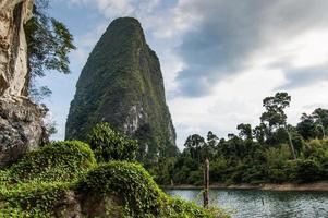 gigantische rots, khao sok nationaal park foto