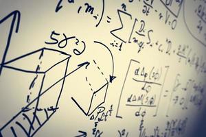 complexe wiskundige formules op whiteboard. wiskunde en wetenschappen met economie foto