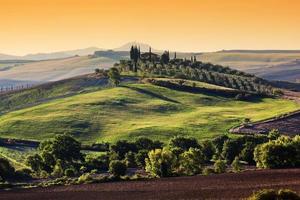 Toscane landschap bij zonsopgang. Toscaanse boerderij, groene heuvels. foto