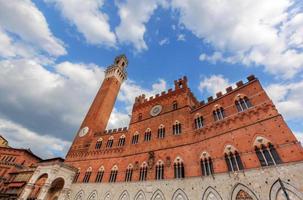 mangia toren, italiaanse torre del mangia in siena, italië - toscane region foto