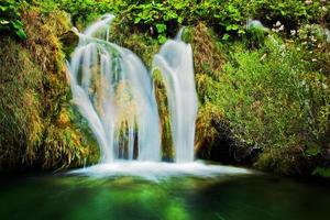 waterval in bos. kristal helder water. foto
