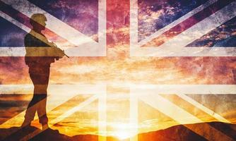 gewapende soldaat met geweer en Britse vlag. bewaker, leger, leger, oorlog. foto