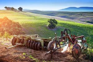 Toscane landschap bij zonsopgang. retro landbouwmachines. Italië foto