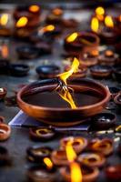 brandende kaarsen in de Indiase tempel.