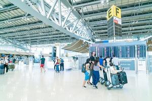 bangkok, thailand - 23 mei 2022 - bangkok suvarnabhumi luchthavenpassagiers in de vertrekterminal, mensen met medische maskers van coronavirus. foto