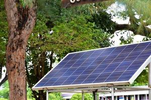 fotovoltaïsch paneel, nieuwe technologie voor het opslaan en gebruiken van de kracht van de natuur met menselijk leven, duurzame energie en milieuvriendelijk concept. foto