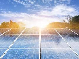 fotovoltaïsch paneel, nieuwe technologie voor het opslaan en gebruiken van de kracht van de natuur met menselijk leven, duurzame energie en milieuvriendelijk concept. foto