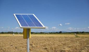 fotovoltaïsch paneel, nieuwe technologie voor het opslaan en gebruiken van de kracht van de natuur met menselijk leven, duurzame energie en milieuvriendelijk concept. foto