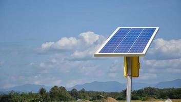 fotovoltaïsch paneel, nieuwe technologie voor het opslaan en gebruiken van de kracht van de natuur met menselijk leven, duurzame energie en milieuvriendelijk concept. foto