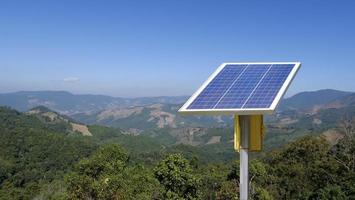 fotovoltaïsch paneel, nieuwe technologie voor het opslaan en gebruiken van de kracht van de natuur met menselijk leven, duurzame energie en milieuvriendelijk concept. foto