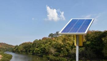 fotovoltaïsch paneel, nieuwe technologie voor het opslaan en gebruiken van de kracht van de natuur met menselijk leven, duurzame energie en milieuvriendelijk concept. foto