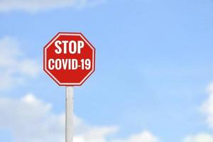 stop covid 19 variant teken op paal concept. foto