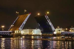 de paleisbrug in St. Petersburg Rusland foto