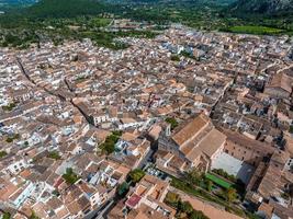 luchtfoto van pollenca, mallorca, spanje. foto