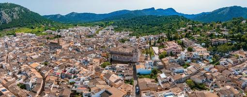 luchtfoto van pollenca, mallorca, spanje. foto