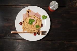 pasta in witte plaat op hout achtergrond Italiaans eten. foto