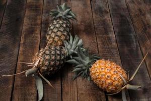 gezonde voeding ananas op houten tafel. foto