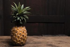 gezonde voeding fruit ananas op houten tafel. foto