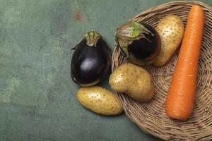 gezonde voeding plantaardige aubergine wortel aardappel op groene houten tafel, bovenaanzicht, kopieer ruimte. foto