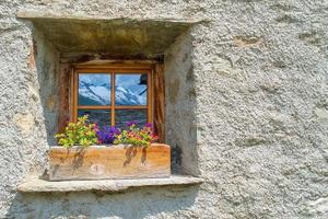 raam typisch voor de Zwitserse Alpen, waar de bergen worden weerspiegeld foto