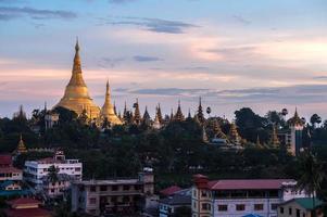 shwedagon in yangon stad myanmar