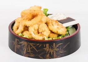 diep beslag gefrituurde inktvisringen calamares met groene salade foto