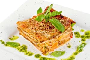 close-up van lasagne en basilicum vork foto