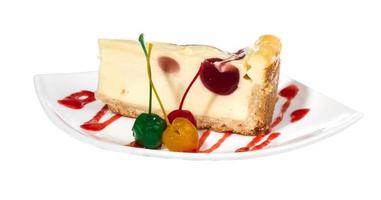 close-up van een plakje kersen cheesecake op een witte achtergrond foto