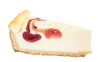 close-up van een plakje kersen cheesecake op een witte achtergrond foto