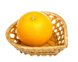 hoop sinaasappelen in de schotel op witte achtergrond foto