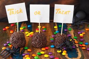 snoep brigadeiro, chocoladesuikergoed voor halloween, spin, web foto